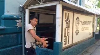 Скандальное здание в центре Алматы забросали фекалиями