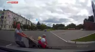 Дети пролетели 10 метров после столкновения коляски с автомобилем