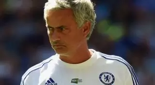 Моуринью после поражения в Суперкубке выбросил медаль на трибуну