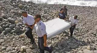 Эксперты приступили к изучению обломков пропавшего малайзийского самолета