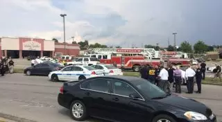 Мужчина открыл огонь в кинотеатре в США и ранил зрителя топором