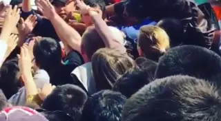 Болельщики "Барыса" устроили давку за билетами на новую арену