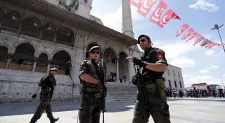 Неизвестные стреляли в здание консульства США в Стамбуле