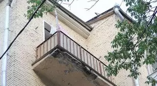 Страдающая галлюцинациями женщина выбросила детей с балкона в ВКО