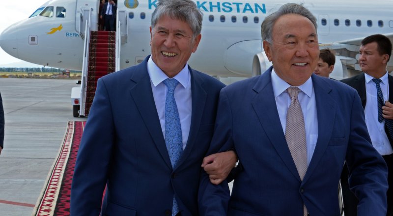Алмазбек Атамбаев и Нурсултан Назарбаев. Фото пресс-службы президента Кыргызстана.