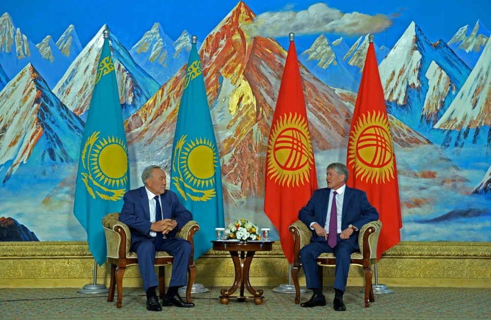 Нурсултан Назарбаев и Алмазбек Атамбаев. Фото предоставлено пресс-службой президента Кыргызстана