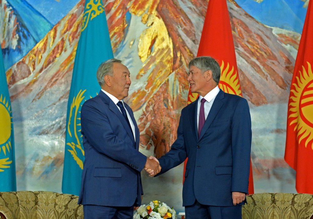Нурсултан Назарбаев и Алмазбек Атамбаев. Фото предоставлено пресс-службой президента Кыргызстана
