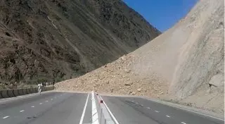 Дорогу на Иссык-Куль открыли для движения после камнепада