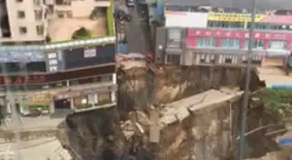 Станция метро провалилась в огромную воронку в Китае