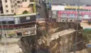 Станция метро провалилась в огромную воронку в Китае