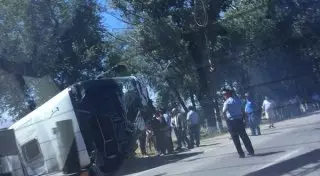 Междугородний автобус перевернулся на трассе в Алматинской области