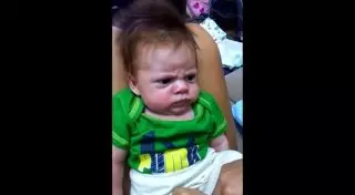 Самый сердитый малыш, который крайне недоволен своими родителями