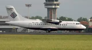 Более 50 человек погибли при крушении самолета на востоке Индонезии