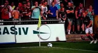 Болельщица показала футболистам грудь во время матча в Чехии