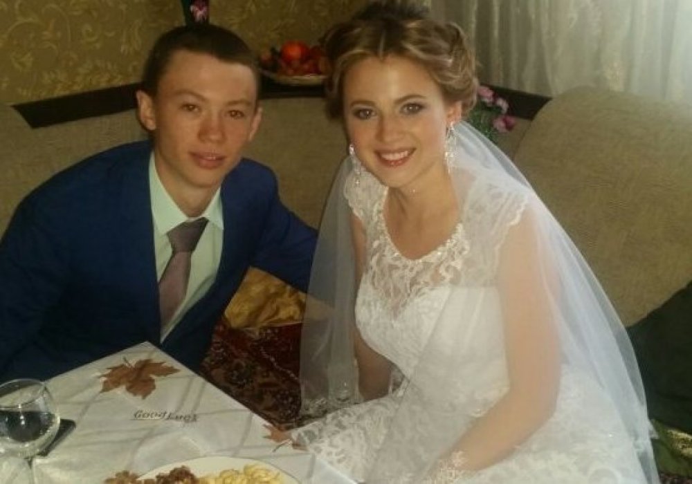Анна Ермачева со своим младшим братом Антоном. Девушка вышла замуж за неделю до трагедии. © vk.com