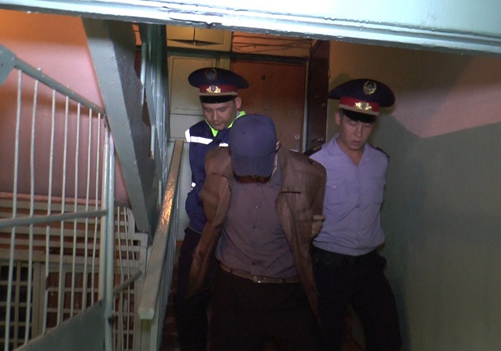 Полицейские задержали подозреваемого в попытке квартирной кражи. Фото©Пресс-служба ДВД Алматы.