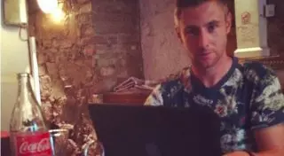 Этот парень сделал миллион долларов, путешествуя по миру со своим ноутбуком