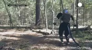 Робот-гуманоид без головы самостоятельно прогулялся по лесу