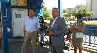 Аким Семея прождал час свой автобус на остановке