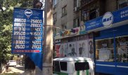 Алматинцы массово продают доллары, в обменниках заканчиваются тенге