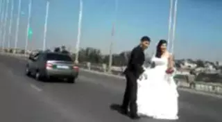 Свадебный кортеж устроил беспредел на мосту в Семее