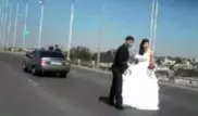 Свадебный кортеж устроил беспредел на мосту в Семее