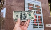 Возле обменников Астаны продолжается долларовая лихорадка