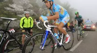 На велогонке "Вуэльта" разразился скандал вокруг капитана "Астаны"