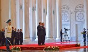 Премьер-министр Пакистана слушал гимн Казахстана с рукой у сердца