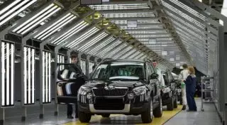 Большинство автодилеров РК продают машины по старому курсу