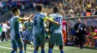 Игроки "Астаны" празднуют победу над АПОЭЛом в Лиге чемпионов - видео из раздевалки