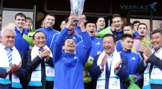 Аким столицы вручил "Астане" Кубок в честь выхода в группу Лиги чемпионов