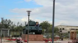 Фото целующейся пары на танке в Павлодаре возмутило интернет-пользователей