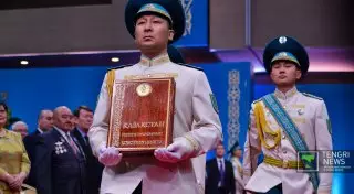 Назвать Конституцию именем Назарбаева и произносить клятву на ней предлагает эксперт