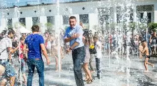 Виталий Кличко искупался в фонтане и сыграл на барабане в Киеве