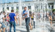 Виталий Кличко искупался в фонтане и сыграл на барабане в Киеве