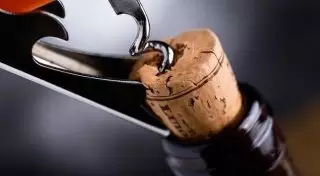 Судебный исполнитель вымогала бутылку вина в качестве взятки