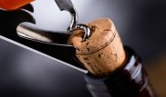 Судебный исполнитель вымогала бутылку вина в качестве взятки