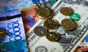 Курс доллара на вечерних торгах вырос на 1 тенге