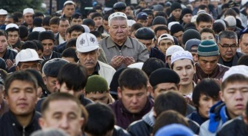 Молитва у центральной мечети в Алматы на Курбан айт. © REUTERS