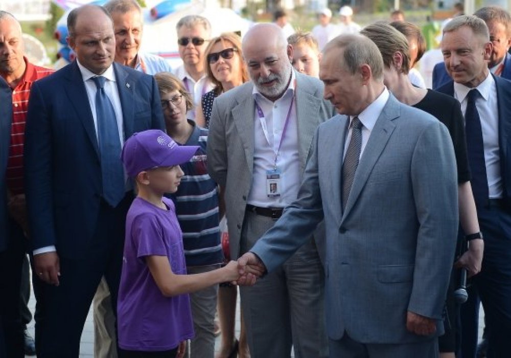 Владимир Путин и 11-летний Денис. © ria.ru