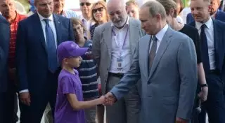Путин объяснил 11-летнему мальчику причину роста доллара
