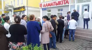 Очереди за учебниками и школьными пособиями в Астане напомнили времена дефицита