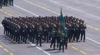 Казахстанские военнослужащие прошли по главной площади Пекина