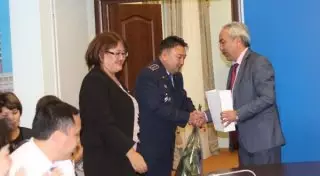 Принявшего роды на посту полицейского отметили наградой в акимате Астаны