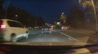 На выделенной полосе по Абая в Алматы столкнулись три авто