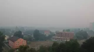 Киев окутан едким дымом из-за пожара в области