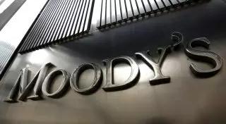 Moody's понизило рейтинги казахстанских банков из-за нового курса тенге