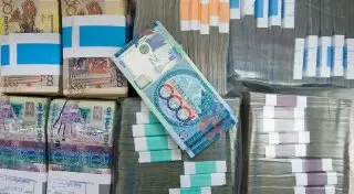 Воры из ВКО украли 90 миллионов тенге и забыли половину денег в такси