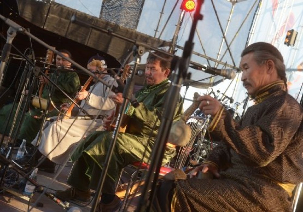 Музыканты группы "Хуун-Хуур-Ту" во время выступления. Фото ©  РИА Новости
